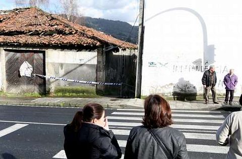 Varios viandantes, ayer, ante el paso cerrado por la Polic�a Local y que es muy transitado.