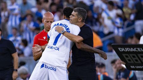 Antonio Hidalgo abraza a Aubameyang tras el gol del empate en el Getafe-D�por.