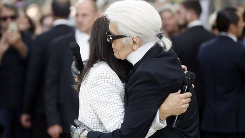 El diseador Karl Lagerfeld recibe la medalla Grand Vermeil de manos de la alcaldesa de Pars tras presentar las creaciones de Alta Costura de la coleccin otoo/invierno 2017/2018 para la firma Chanel