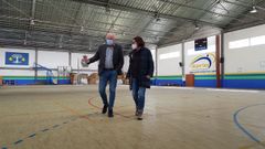El alcalde de A Pobra, Xos� Lois Pi�eiro, y la edila de Deportes, Genoveva Hermo, en el polideportivo.