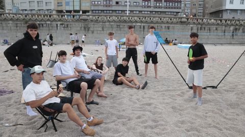 Las playas de Riazor y Orz�n amanecieron llenas de j�venes que pasaron la noche sobre la arena para disfrutar del San Xo�n