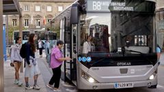 Usuarios del bus metropolitano en la parada de alcalde Manuel Casas, esta semana.