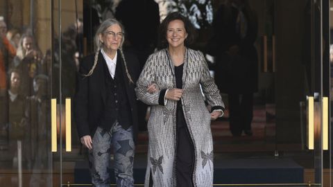 La cantante y escritora estadounidense Patti Smith, galardonada con el Premio Princesa de Asturias de las Artes 2026, acompa�ada de Teresa Sanjurjo, Directora de la Fundaci�n Princesa de Asturias, este domingo en Oviedo, donde participar� en la ceremonia de entrega de los Premios Princesa 2026 el pr�ximo viernes
