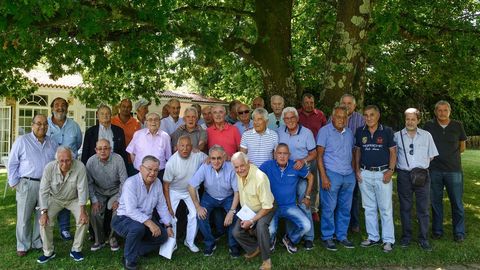 Manuel Grande y sus compa�eros, en la finca de Cambre en la que se re�nen.