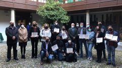 Los ganadores posan con el alcalde tras la entrega de premios