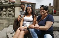 Jos� no pensaba que su mujer, Rosa (centro), pudiera aprobar los ex�menes, pero ella y Adoraci�n (dcha) lo sacaron sin problema. 