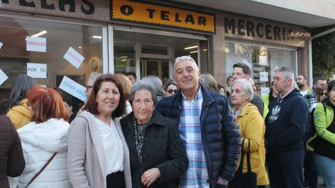 La calle se llen�o ayer de grovenses, que acudieron a despedir al m�tico establecimiento