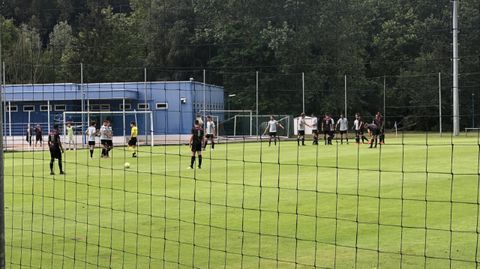 Los jugadores del Vetusta y Lealtad durante el amistoso