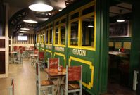 El nuevo local est� decorado como una antigua estaci�n de tren.