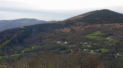 El fuego afect� a una zona de monte situada entre Pi�eira (en la foto) y Meiraos