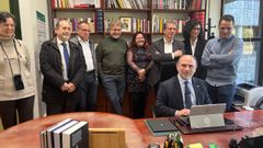 Parte del equipo campa�a junto a Ignacio Villaverde, en el momento de presentar la candidatura. Arriba, de izquierda a derecha, Susana Luque, Juan Manuel Marchante, Jos� Ignacio Grana, Juan Carlos San Pedro, Eva Mar�a del Valle, Marcelino Fern�ndez-Raigoso, Mar�a Jos� Garc�a Salgado y Luis J. Rodr�guez Mu�iz.