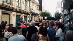 El Bovi�o Wine Fest se estren� en Rianxo con una ruta literaria y catas de la bodega Cazapitas frente a la casa de los escritores. En la imagen, en la de Castelao con el bodeguero David Rial