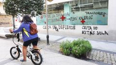 Pintadas en la fachada de la entidad que da a la calle Dolores