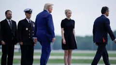 Donald Trump pasa frente a Natalie Harp en una imagen de archivo.
