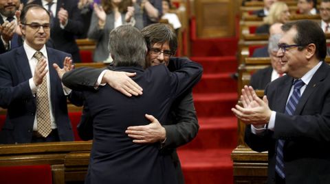 Artur Mas (de espaldas) saluda a Carles Puigdemont