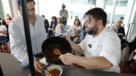 El cocinero Alberte sirve una degustaci�n a un participante en el taller gastron�mico