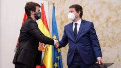 Imagen de archivo del l�der de Vox en Castilla y Le�n, Juan Garc�a-Gallardo, y el presidente en funciones de la Junta de Castilla y Le�n, Alfonso Fern�ndez Ma�ueco (PP), tras la firma del pacto de legislatura.