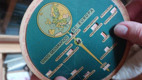 El Disco Geogr�fico de Europa en el que se tach� la palabra��monarqu�a� y se escribi� por encima  Rep.  de Rep�blica y que perteneci� a su abuelo