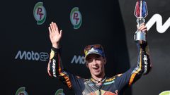 Pedro Acosta levantando el trofeo del segundo puesto en la carrera larga del Gran Premio de Tailandia