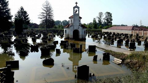 Un cementerio inundado en una localidad de Bosnia.