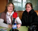 La secretaria de la junta local de Carballo, Teresa Veiga, y la presidenta, Ana Casais, en el estudio de Radio Voz.