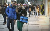 Las bolsas con compras de los comercios reaparecieron este fin de semana en Vilagarc�a. 