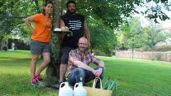 La veterinaria Anna Gomar, el ganadero Abel Peraira y Fernando Fern�ndez (sentado) participaron en un taller organizado por Bond Project y el SLG