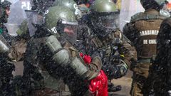 Policas detienen a un manifestante durante una jornada de protestas estudiantiles hoy en Santiago de Chile.