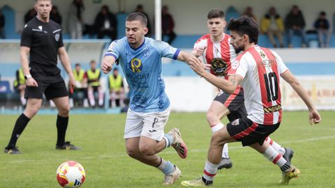 Lansade conduce la pelota ante Julio Rey en el Viveiro-C&eacute;ltiga disputado este domingo en el Kiko Rey.