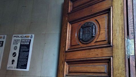 Escudo republicano en una de las puertas exteriores de la Jefatura de Polica de Oviedo, que era la sede del gobernador de Asturias cuando estall la Guerra Civil