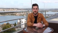 Brais Palmero, promotor de la iniciativa, en la terraza del edificio situado en la avenida de Montserrat, en el barrio coru��s de Eir�s