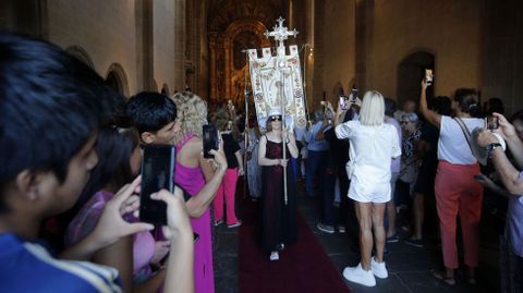 Asistentes a la misa del 15 de agosto fotograf�an la salida de la procesi�n