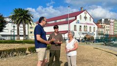 El portavoz del BNG de Ribeira, Lu�s P�rez Barral (en el centro), acompa�ado por el responsable local de la formaci�n, Rafa Pazos, y la concejala Cruz Rivadulla, exigi� al gobierno local que se conserve el uso previsto de la nave de Cerqueira como espacio polivalente

