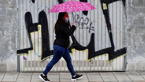 Una joven camina por una calle del centro de Oviedo, en una imagen de archivo
