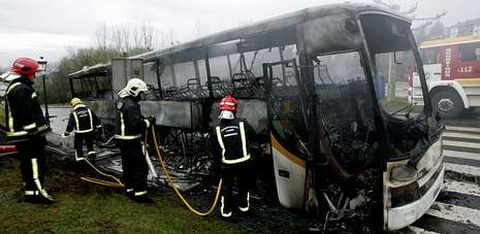 El conductor desaloj el autobs al percatarse del humo, lo que evit que los alumnos del IES de Pontepedria sufrieran daos.