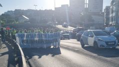 Momento del inicio de la protesta de los mariscadores en el puente de A Pasaxe de A Corua