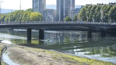 La sequ�a ya se nota en el caudal del r�o L�rez a su paso por la ciudad de Pontevedra