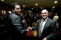 <span lang= es-es >Herencias</span>. El alcalde de Xinzo en el a�o analizado era Isaac Vila, que abandon� el cargo en el 2010 para dejar paso a Antonio P�rez, actual regidor del municipio. Este, adem�s de heredar la alcald�a, est� imputado por irregularidades que, seg�n el Consello de Contas, ya se comet�an antes. 