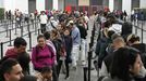 Imagen de las largas colas de inmigrantes esperando para acceder a los servicios de atenci�n para la regularizaci�n extraordinaria