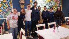 Sandra y Borja, con su equipo en el restaurante La Tremenda, que se inaugur el pasado jueves