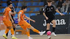 Charly dispara a porter�a durante el �ltimo partido del 2025 ante el UA Ceut�.