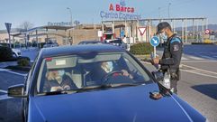 Controles en el puente de A Barca, el viaducto que ya no pueden cruzar los vecinos de Poio  Pontevedra, con estrecha relaci�n, porque ahora est�n cerrados perimetralmente por separado 