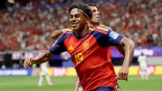 Lamine Yamal celebra el primer gol de Espa�a ante Arabia Saud�.