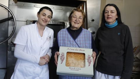 Eugenia Machado, en el centro, con sus hijas, en A casa das Bicas de Soutelo Verde, Laza