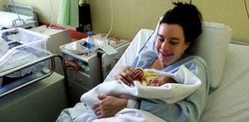 In�s, con Carmen, en el Hospital de Jarrio, en el Occidente de Asturias, donde naci� el d�a 1.