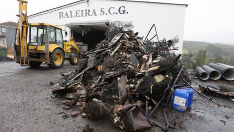Una pila de escombro ardi por completo