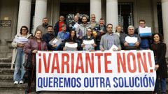 El alcalde de Caldas, Jacobo P�rez, con las plataformas afectadas por la variante oeste, en una entrega de firmas en la Subdelegaci�n del Gobierno el pasado noviembre