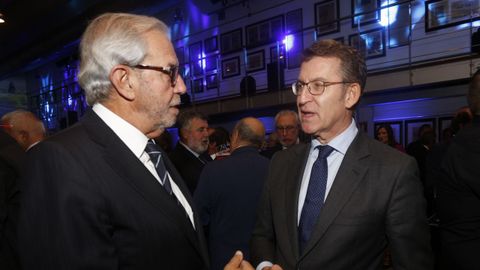 Pasado y presente. El presidente de la Xunta, Nez Feijoo charlando con el expresidente Emilio Prez Tourio