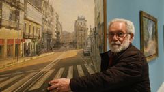 El pintor Manuel Vidal, con uno de los cuadros que expone en el centro cultural Marcos Valc�rcel.