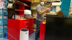 Luis Manuel D�az, junto al filtro HEPA que tiene en su cafeter�a, Rinc�n Abierto en O Barco